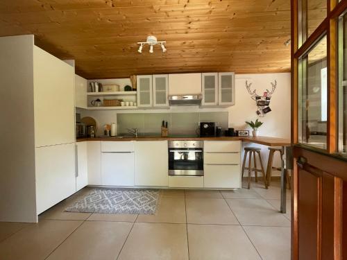 wundervoll eben - CHALETS & PLÄTZE voller WUNDER - NOTSCHKERL & FEINIS (wundervoll eben - CHALETS & PLATZE voller WUNDER - NOTSCHKERL & FEINIS) in Baden
