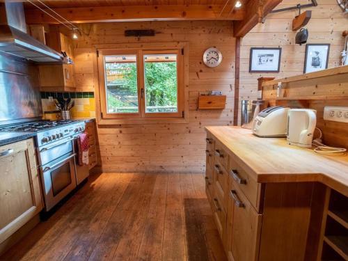 Chalet chaleureux près du centre avec cheminée et vue montagne - FR-1-688-4 (Chalet chaleureux pres du centre avec cheminee et vue montagne - FR-1-688-4) in โมเรล