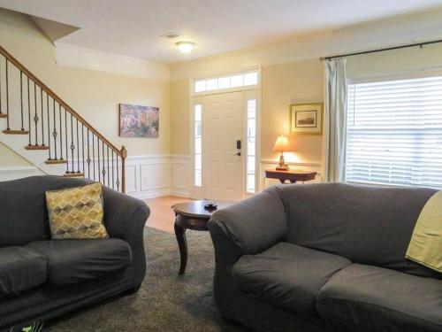 3 br townhouse, less than 1 mile from The Masters