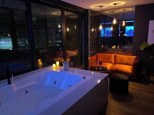 Exclusive 2 BR Loft + Jacuzzi & Great Amenities