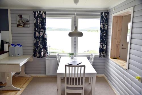 Lakeside cottage in Lapland with great view in Skaulo