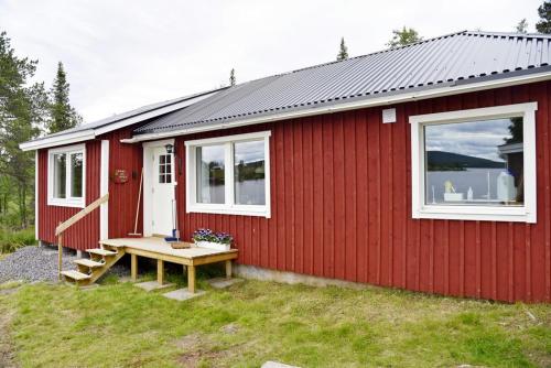 Lakeside cottage in Lapland with great view in Skaulo