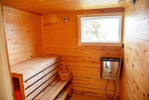 Lakeside cottage in Lapland with great view in Skaulo