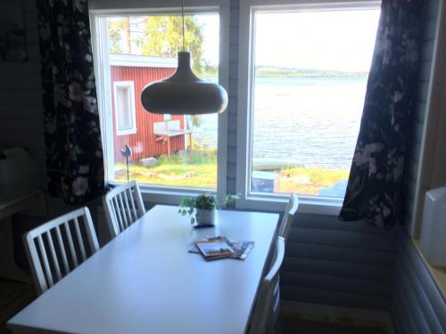 Lakeside cottage in Lapland with great view in Skaulo