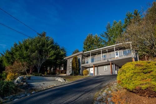 Bright private suite near Departure Bay beach