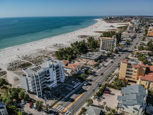Luxurious/Brand New Oceana/Pools/HotTubs/Great location! - image 10