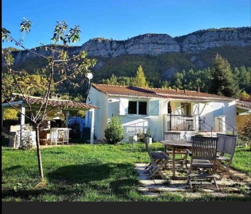 La maison des Pins - Location saisonnière - Saint-Julien-du-Verdon