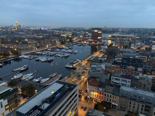 UNIEK appartement - mooiste en hoogste uitzicht op Antwerpen! - incl gratis parking