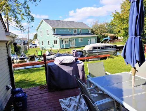 2BR Lake House 40ft Dock Access in Keego Harbor, USA