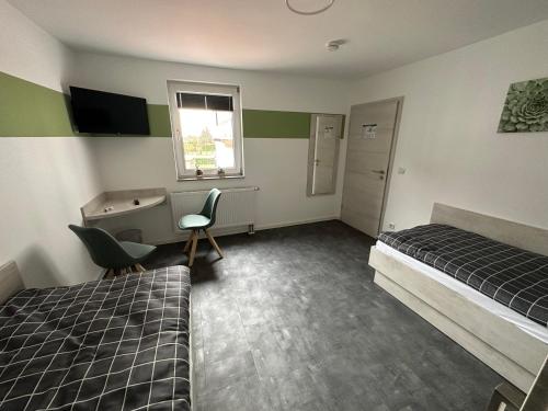 1 queen bed, 2 twin beds