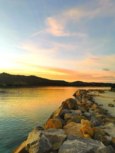 A környék, The sunset in San Teodoro Városközpont