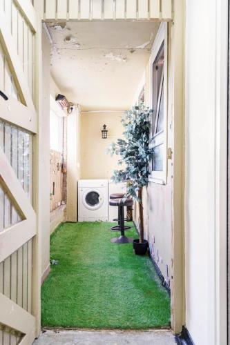 Létesítmények, 36 négyzetméteres, 1 hálószobás Apartman 1 fürdőszobával Nyugat End területén (Lovely 1-bedroom property with balcony in West end) near Kert