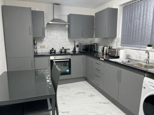 Beautiful and Homely 3 Bed House With FREE Parking So Close To Man City and City Centre, Manchester (photo 6)