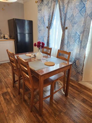 Large 1-Bedroom with kitchen In Encino in Encino, USA