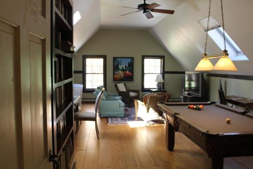 King Hill Inn & Kitchen - image 3