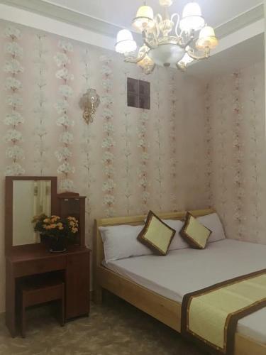 a bedroom with a bed and a lamp, Thu Linh Villa in Dalat