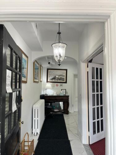 Large DUPLEX Apt 2Bdrm 1Den-Metro - image 7