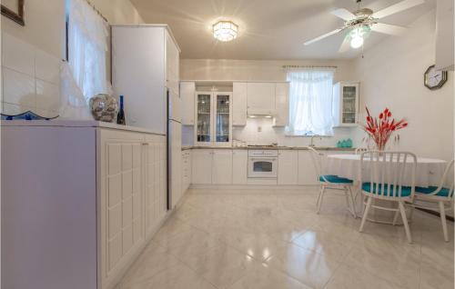 virtuve, Beautiful Home In Obrov in Golac
