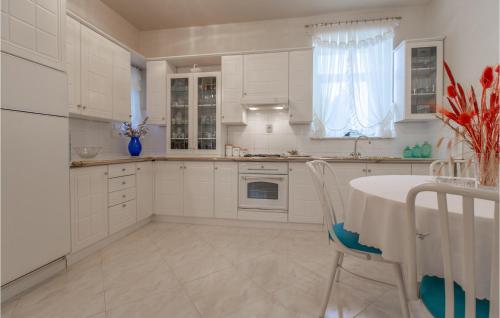 virtuve, Beautiful Home In Obrov in Golac