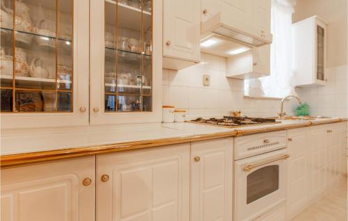 virtuve, Beautiful Home In Obrov in Golac