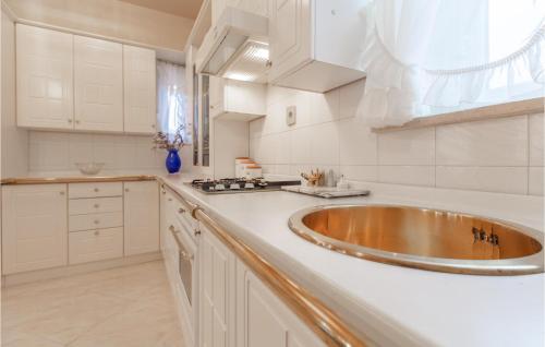 virtuve, Beautiful Home In Obrov in Golac