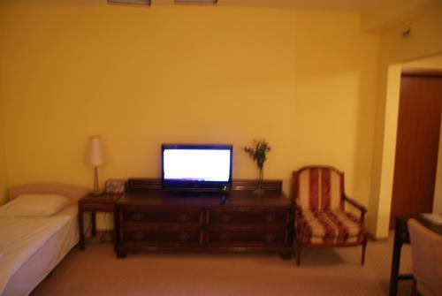 1 double bed, 1 twin bed