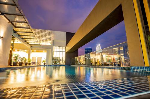 Swimming pool, Santa Grand Signature Kuala Lumpur near LRT Train Station - Masjid Jamek