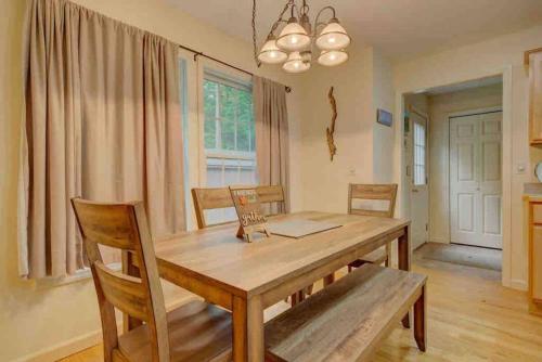 Létesítmények, Amazing Acorn in Bolton Landing (NY)