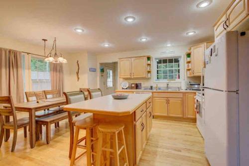 Konyha, Amazing Acorn in Bolton Landing (NY)