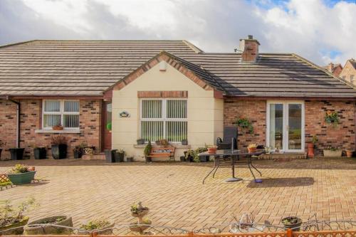 THE LAKE HOUSE: a delightful and peaceful retreat. - Derryadd