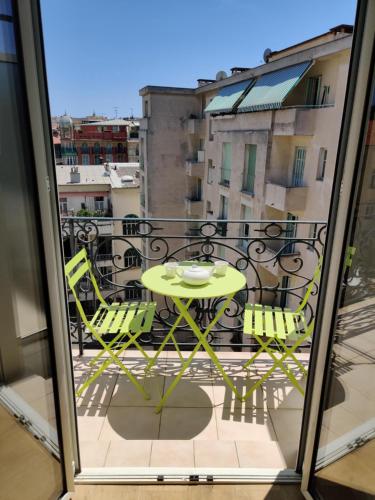 Top floor nest, balcony close to sea and old-town Bail Mobilité, Nice (fotografie 4)