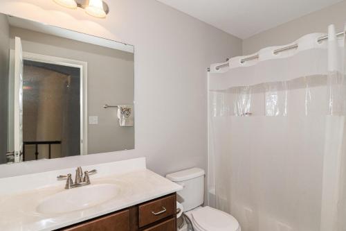 Lakefront view private bedroom and bathroom with kitchen in Fishers