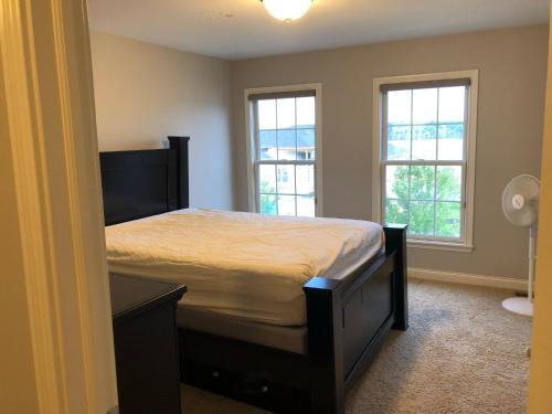 Lakefront view private bedroom and bathroom with kitchen in Fishers
