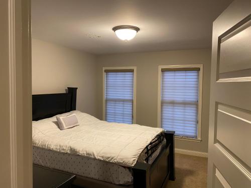 Lakefront view private bedroom and bathroom with kitchen in McCordsville, USA