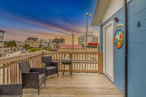 Parrot Head - Pet Friendly Beach Condo! Perfect for 6-7 guests! image