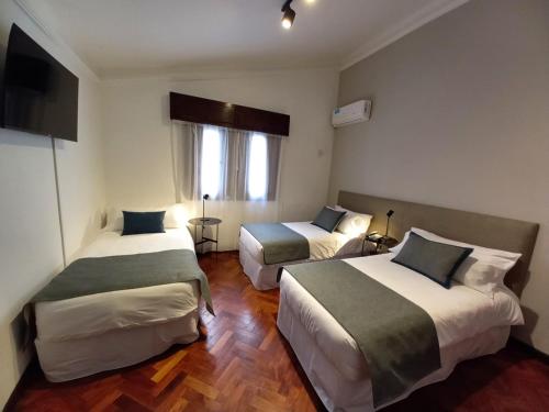 1 king bed, 1 twin bed