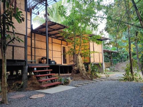 B&B Ban Racha - แม่ไพโฮมสเตย์ ล่องแพกอนโดล่า - Bed and Breakfast Ban Racha