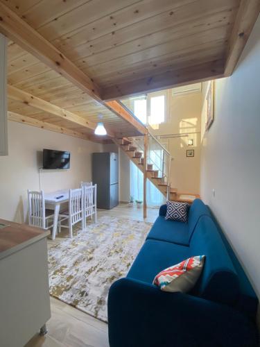 Jon's Duplex, Tirana