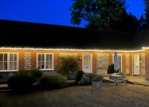 Stonehenge Cottages - image 13