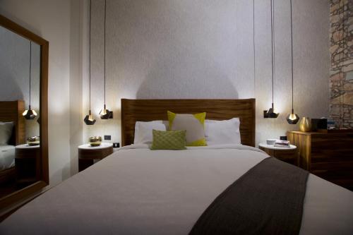 Deluxe Room image 7