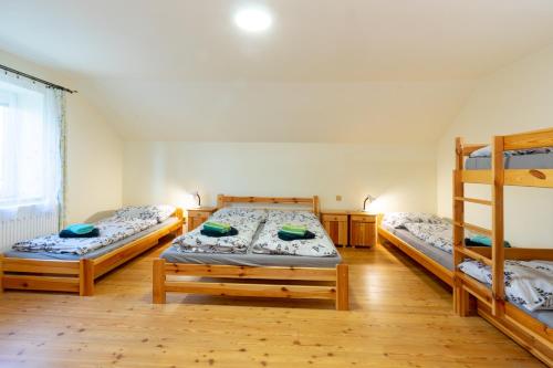 1 queen bed, 2 twin beds, 2 bunk beds, 1 sofa bed