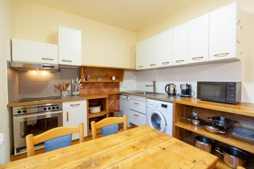 2 bedrooms, 3 beds