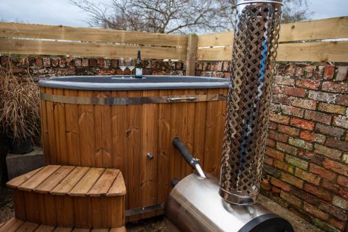 The Bolthole barn with wood-fired hot tub