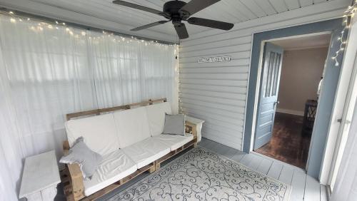 Charming 2 Bedroom 1 Bath Farm Style House in Mount Airy, USA