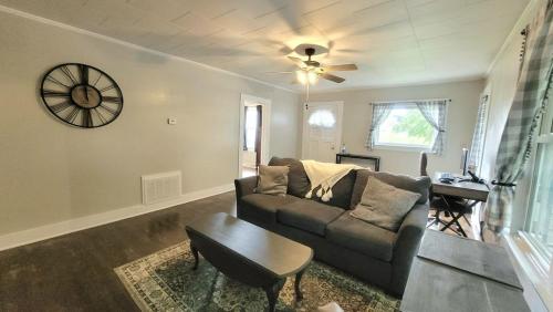 Charming 2 Bedroom 1 Bath Farm Style House in Mount Airy, USA