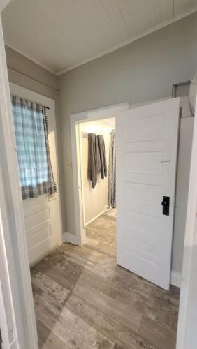 Charming 2 Bedroom 1 Bath Farm Style House in Mount Airy, USA