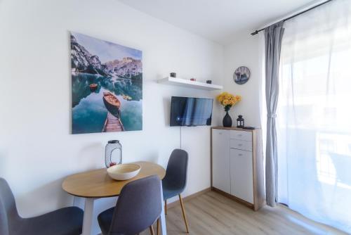 TUSCANY GARDEN-Free PARKING-Balcony-AC- Elevator - image 2