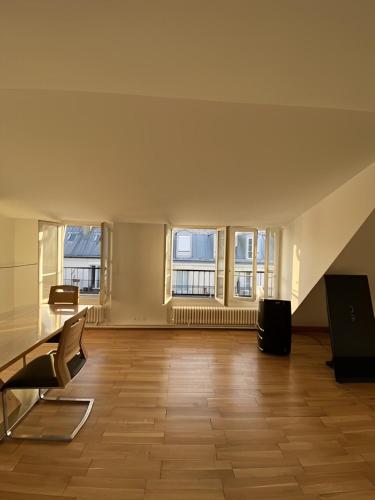 Upscale 2 Bedroom Apartment Near Champs Elysees