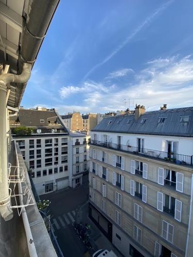 Upscale 2 Bedroom Apartment Near Champs Elysees