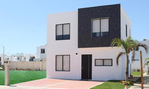 Casa residencial a minutos de la playa y los principales atractivos turísticos de Mérida, con acceso a alberca.